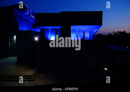 L'arrière de l'Royal Festival Hall sur la rive sud de Londres de nuit avec feux bleus qui brille sur elle Banque D'Images