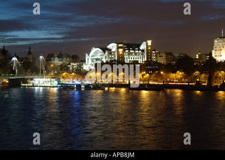 La Tamise de nuit à plus de train de Charing Cross et hungerford bridge Banque D'Images