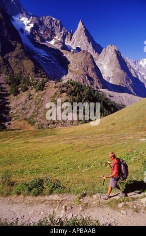 Trekker sous la face sud du Mont Blanc, Tour du Mont Blanc, Alpes italiennes, Italie Banque D'Images