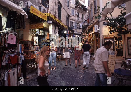 Les promeneurs et touristes acheteurs dans les rues du vieux Kerkyra Corfou en Grèce Banque D'Images