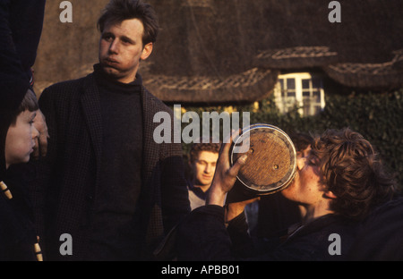 Bottle Kicking et Hare Pie brouillant Hallaton Leicestershire. Célébration boire de la bière de la « bouteille » à la fin du match. ANNÉES 1970 ROYAUME-UNI 1972 HOMER SYKES Banque D'Images