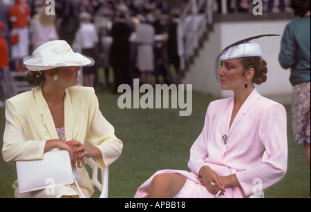Mode des années 1980 Royaume-Uni. Ladies Day Royal Ascot épaulettes womens casquette de dressing avec voile Berkshire. À la mode Angleterre 1985 HOMER SYKES Banque D'Images