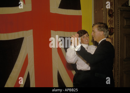 Cowes Sailing Regatta Isle of Wight. Yacht club ball couple senior bal dansant drapeau Union Jack accroché au mur. ANNÉES 1980 ROYAUME-UNI HOMER SYKES Banque D'Images