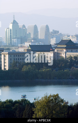 Vue panoramique sur la ville de Beihai lac et les collines de l'ouest de la Chine Beijing Banque D'Images