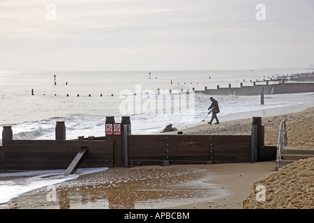 Un homme détection des métaux sur plage de Southwold, Suffolk, UK Banque D'Images