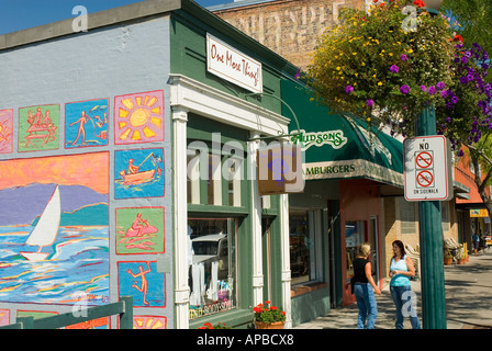 IDAHO COEUR D ALENE quartier populaire et pittoresque Scène de rue LES FEMMES QUI VISITENT EN FACE DE L' HUDSON CAFE HAMBURGER Banque D'Images