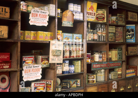 Musée de la vie du Lincolnshire Victorian Grocers Shop vieux pakaging étagères en bois bouteilles pots Banque D'Images