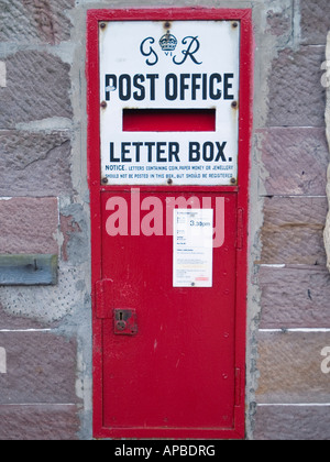 George Vl Letterbox rouge dans mur de pierre en village de conservation Luss Argyll et Bute Ecosse Royaume-Uni Grande-Bretagne Banque D'Images