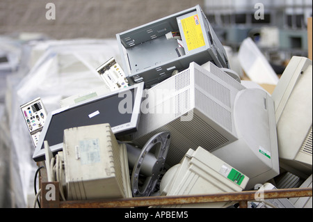 Tas de pc mis au rebut les composants de l'ordinateur y compris les boîtes système moniteur tft et attendant d'être recyclés Banque D'Images