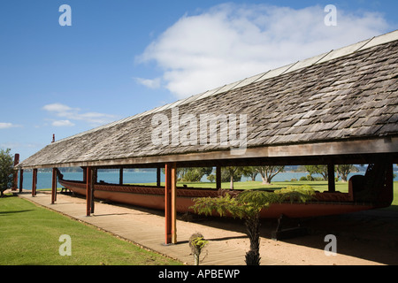 Whare Waka canoe Maison avec plus grand canot de guerre Maori Ngatokimatawhaorua Waitangi Réserve nationale de Nouvelle-Zélande Banque D'Images