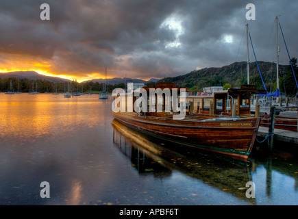 Coucher de soleil sur le lac Windermere à Waterhead, Parc National de Lake District, Cumbria, England, UK Banque D'Images