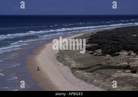 Quatre roues motrices véhicule sur Fraser Island Beach Queensland Australie Banque D'Images