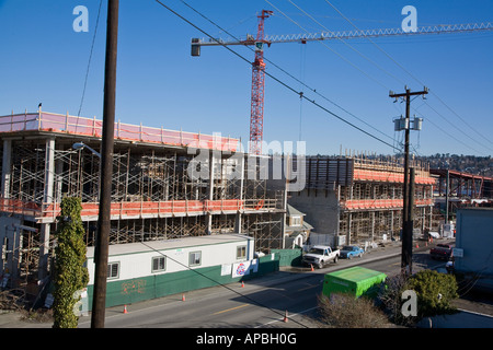 Nouvelle construction autour de petite vieille maison Banque D'Images