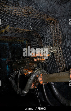 Mine souterraine avec bras de Jumbo Equipements d'exploitation minière Mine Eskay Creek, BC Banque D'Images