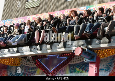 Les gens à cheval sur un voyage de Miami à la ride de foire, UK Banque D'Images