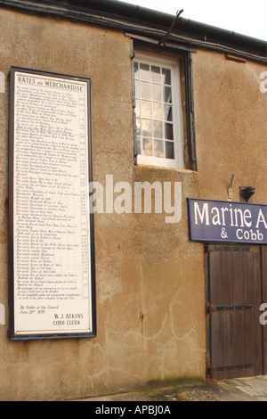 Lyme Regis Harbour Aquarium et Musée de l'histoire de Cobb bateau maison Fournitures marines Dorset England UK GO Banque D'Images