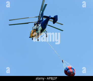 Hélicoptère de lutte contre les incendies près de Chania, côte nord-ouest, Crète, Grèce Banque D'Images