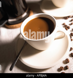 Tasse de café avec une cafetière et haricots Banque D'Images