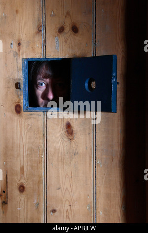 Prisonnier à la fenêtre de la porte de sortie de prison. Banque D'Images