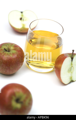 Le jus de pomme avec fruits Pommes Cox Banque D'Images