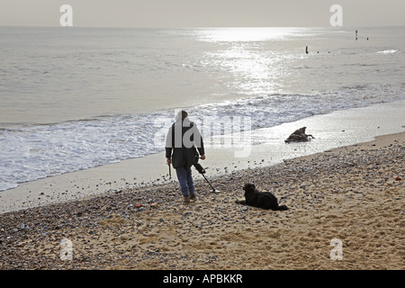 Un homme détection des métaux sur plage de Southwold, Suffolk, UK Banque D'Images