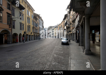 Vue ancienne sur la rue Mercatovecchio à Udine Banque D'Images