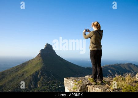 Tourisme La Montagne de la table en prenant une photo de la tête de lion Cape Town Afrique du Sud Banque D'Images