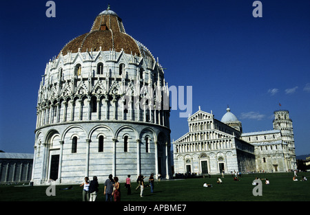 Piazza/Campo dei Miracoli comprenant de la cathédrale, baptistère, célèbre tour penchée et son cimetière, Pise, Italie Banque D'Images