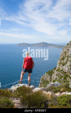 Femme regardant vers la pointe du Cap sur le Cap de Bonne Espérance en Afrique du Sud à pied de nuit Banque D'Images