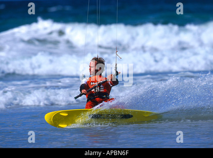 Franz Olry kite surf à Watergate Bay à Cornwall Banque D'Images