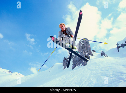 Man jumping de skis franchi Banque D'Images