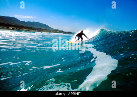 Femme, surfer une vague, Emma Graham surf à Lanzarote - Février 2001 Banque D'Images