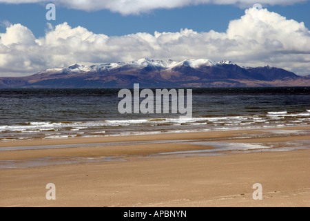 Irvine Beach avec l'île d'Arran au printemps Banque D'Images