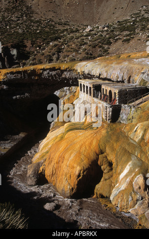 Bains thermaux abandonnés et dépôts minéraux travertin provenant de sources chaudes voisines à Puente del Inca, province de Mendoza, Argentine Banque D'Images