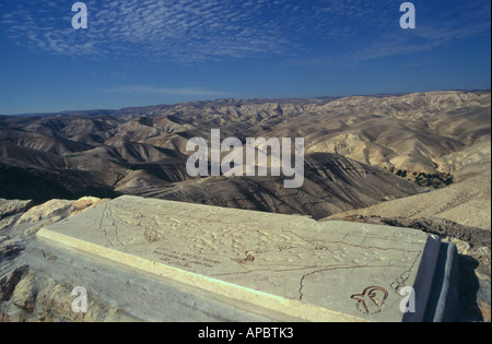 Désert de Judée Israël Wadi Qelt vue panoramique à partir d'une falaise avec carte descriptive sur une dalle sculptée dans frgd et typique dans les collines Banque D'Images