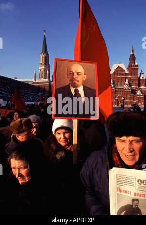 Communistes démontrent à l'anniversaire de la mort de Lénine devant le tombeau de Lénine de la Place Rouge à Moscou, Russie. Banque D'Images