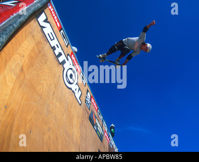 L'air mi-action skateboard stunt, Terence Bougdour Rip Curl à Newquay, maîtres du Conseil, Royaume-Uni, août 2001 Banque D'Images