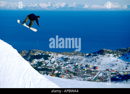 Snowboard stunt la mi-air action, Edd Leigh, Lufoton, Norvège Banque D'Images