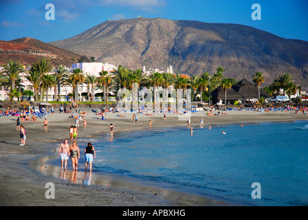 La vie à la plage de Playa de Camisón plage de Playa de las Américas et Los Cristianos sur l'île de Ténérife, Espagne Banque D'Images