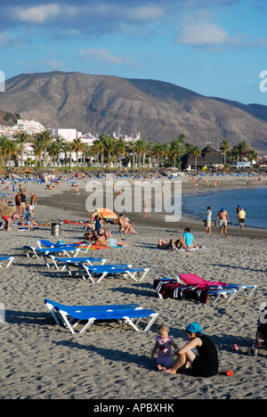 La vie à la plage de Playa de Camis n plage de Playa de las Am ricas Los Cristianos sur l'île de Tenerife Espagne Banque D'Images