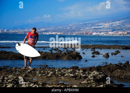 Punta del Camisón entre Los Cristianos et Playa de las Americas à Tenerife island, l'Espagne, dispose d'un bon surf. Banque D'Images