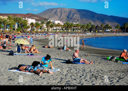 La vie à la plage de Playa de Camisón plage de Playa de las Américas et Los Cristianos sur l'île de Ténérife, Espagne Banque D'Images