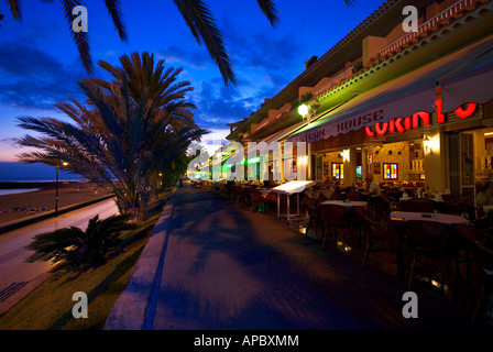 Que le soir arrive les restaurants commencent à remplir le long de la Playa de Las Vistas, à Los Cristianos, Tenerife, Espagne Banque D'Images