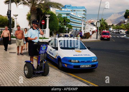 Agent de police espagnol sur un segway à Los Cristianos, Tenerife island, Spain. Banque D'Images