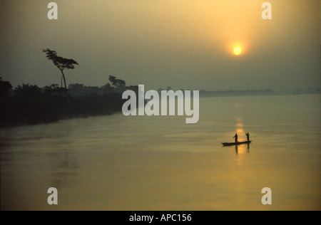 Pirogue pirogue et le lever du soleil sur la rivière Congo Zaïre R D Congo Afrique Centrale Banque D'Images