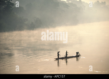 Pirogue pirogue au lever du soleil Congo Zaïre River R D Congo Afrique Centrale Banque D'Images