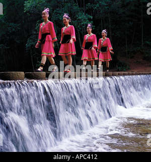 Quatre femmes en costumes traditionnels d'effectuer sur l'eau Banque D'Images