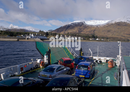 À l'ouest à travers le Loch Linnhe à et de l'Ardgour Sunart Ferry Corran Corran, près de Fort William, Écosse Onich Banque D'Images