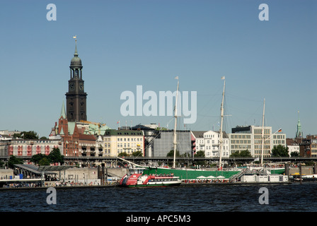 Vue sur rivière de l'Elbe à Hambourg à Landungsbrücken Harbour, Hambourg, Allemagne Banque D'Images