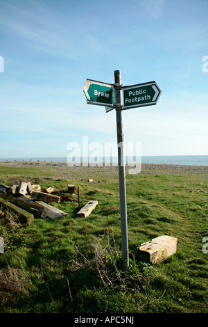 Byway et sentier public signe sur Climping Beach, West Sussex, UK Banque D'Images